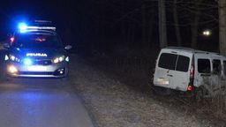 Miał prawie 1.5 promila alkoholu w organizmie, a i tak wsiadł za kierownicę. Uderzył w drzewo