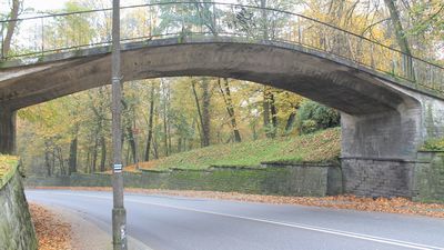 Kładka prowadząca do Parku Czartoryskich mogłaby zostać wyremontowana, gdyby nie fakt, że prowadząca pod nią droga od kilku lat pozostaje przedmiotem sądowego sporu pomiędzy dwoma samorządami