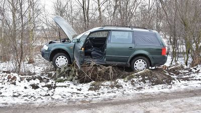 Samochód został porzucony przez kierowcę i jego pasażerkę