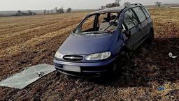 Sarna wbiegła prosto pod koła. Samochód dachował, kierowca w szpitalu