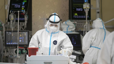 Przeciążone instalacje tlenowe w szpitalach, zaczyna brakować leków na Covid-19