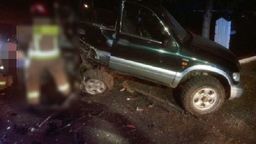 Pijany kierowca wypadł z zakrętu i wjechał w zaparkowany samochód