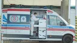 Karetka przed izbą przyjęć szpitala tymczasowego w Lublinie