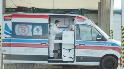 Karetka przed izbą przyjęć szpitala tymczasowego w Lublinie