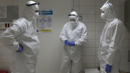 Zapas wolnych łóżek i respiratorów w regionach spadł w ciągu tygodnia o blisko 15 proc.