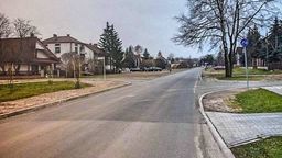 Urzędnicy chwalili się remontem odcinka ulicy Dalekiej, ale mieszkańcy pytali „a gdzie jest chodnik”/ 