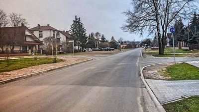 Urzędnicy chwalili się remontem odcinka ulicy Dalekiej, ale mieszkańcy pytali „a gdzie jest chodnik”/ 