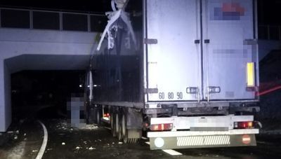 Lubelskie. Zmieszczę się czy nie zmieszczę? Kierowca ciężarówki źle wybrał