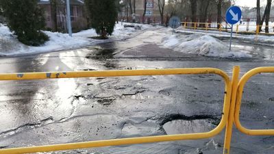 Chełm. Spod asfaltu wyjrzał gomułkowski bruk