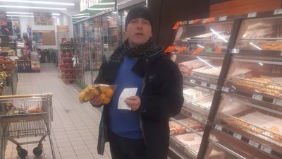 Radny Sławomir Potocki robił zakupy w markecie bez maseczki 