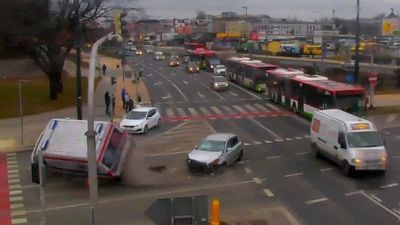 Kraksa koło Vivo w Lublinie. Karetka przewróciła się na bok [wideo]