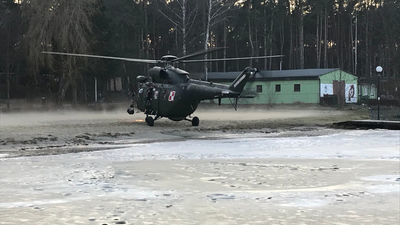 Lubelskie: To nie były ćwiczenia. Wojskowy śmigłowiec, specjalna ekipa na zamarzniętym jeziorze