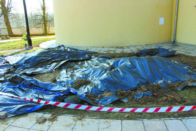 Pękła rura, przy kościele pod Lublinem wykopali kości