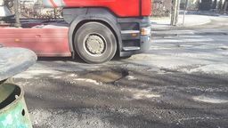 tiry i dziury w jezdni - codzienność na ul. Litewskiej