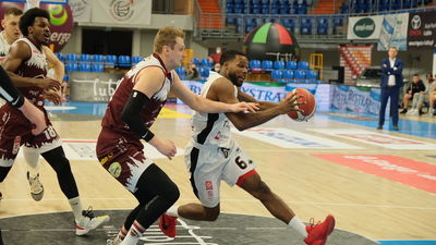 Dustin Ware (z piłką) wniósł sporo ożywienia do gry Pszczółki Start