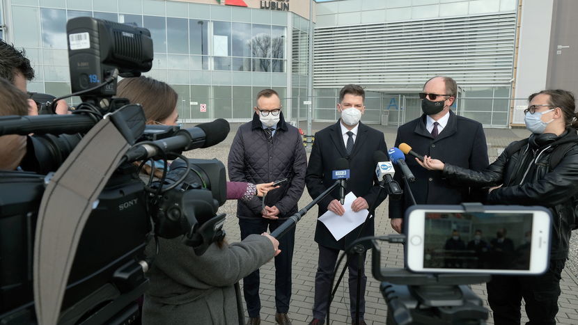 Zdaniem lubelskich posłów PiS, politycy opozycji powinni przeprosić za krytykę tworzenia szpitali tymczasowych. Stoją od lewej: Artur Soboń, Sylwester Tułajew i Krzysztof Szulowski.
