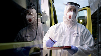 AFP: od początku pandemii na świecie zmarło ponad 2,7 mln osób