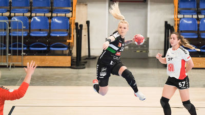 Patrycja Królikowska (z piłką) i jej koleżanki z Perły zagrają dzisiaj w Koszalinie