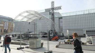 Wielki krzyż przed CSK w centrum Lublina. Będzie widowisko z gwiazdami w TVP