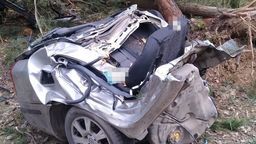 Potworny wypadek koło Łukowa. Skoda rozpadła się na dwie części