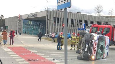 Wypadek karetki w Lublinie. Ucierpieli sanitariusz i pacjent