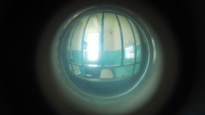 Lublin: 17 godzin leżał bez ruchu w celi i umierał. Policja płaci teraz jego rodzinie