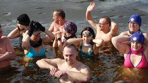 Wskoczyli do zimnej wody jeziora Firlej. Dla chorej Antosi Bober