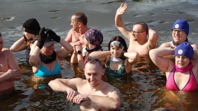 Wskoczyli do zimnej wody jeziora Firlej. Dla chorej Antosi Bober