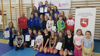 Młode zapaśniczki Cementu-Gryfa Chełm zdobyła 17 medali podczas mistrzostw w Lublinie