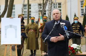 W Tomaszowie Lubelskim stanie łuk triumfalny. Podpis Jacka Sasina