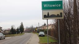 Witowice położone przy drodze powiatowej w gminie Końskowola. To tutaj miejscowi radni chcieli w tym roku zbudować chodnik. Zdaniem RIO, ściągając w tym celu pieniądze na inne zadanie (mimo podpisanej już umowy), naruszyli prawo. Ich decyzja prawdopodobnie zostanie unieważniona
