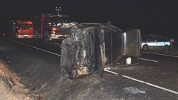 Auto zjechało do rowu i dachowało. W samochodzie były cztery osoby