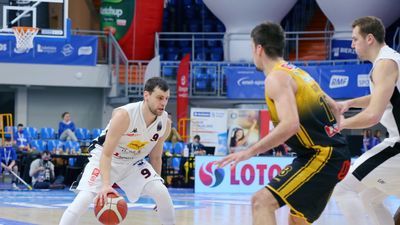 Kamil Łączyński (z piłką) dzięki przyjściu Dustina Ware będzie miał więcej czasu na odpoczynek