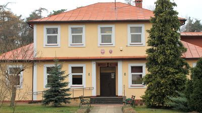 Aktualna siedziba lokalnych władz z uwagi na niewielką przestrzeń użytkową, utrudnia zachowanie wymaganego w obecnych czasach dystansu. Receptą na doskwierającą urzędnikom ciasnotę jest budowa nowego ratusza