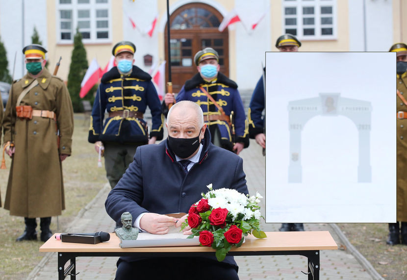 Akt erekcyjny budowy łuku triumfalnego podpisał w sobotę wicepremier Jacek Sasin
