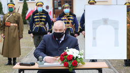 Akt erekcyjny budowy łuku triumfalnego podpisał w sobotę wicepremier Jacek Sasin