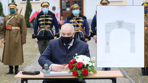 Akt erekcyjny budowy łuku triumfalnego podpisał w sobotę wicepremier Jacek Sasin