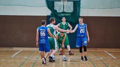 Szymon Strzałkowski (niebieska koszulka, nr 20) zagrał znakomity mecz w barwach DBros Puławy