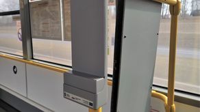 W pojazdach lubelskiej komunikacji miejskiej widać już szare elementy przytwierdzone do poręczy, z reguły koło drugich drzwi. To części do montażu kasowników EMV. Pierwsze tego typu urządzenia pojawią się w Lublinie z końcem marca