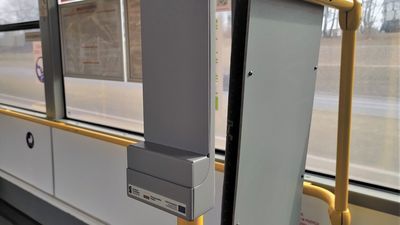 W pojazdach lubelskiej komunikacji miejskiej widać już szare elementy przytwierdzone do poręczy, z reguły koło drugich drzwi. To części do montażu kasowników EMV. Pierwsze tego typu urządzenia pojawią się w Lublinie z końcem marca