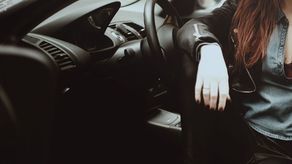 Dzień kobiet na bogato. Auto na słupie, a pasażerki wyskakiwały w trakcie jazdy