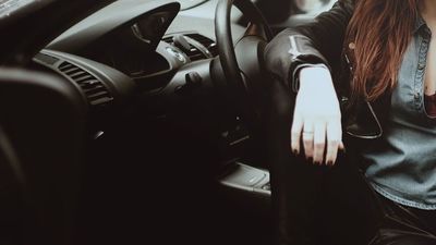 Dzień kobiet na bogato. Auto na słupie, a pasażerki wyskakiwały w trakcie jazdy