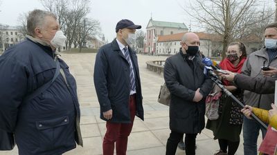 Radny Piotr Breś (PiS) (przed mikrofonami) na dzisiejszej konferencji prasowej w sprawie górek czechowskich