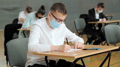 Rodzice są sceptycznie nastawieni do zapowiedzi ministra Przemysława Czarnka o powrocie do nauczania stacjonarnego w perspektywie poświątecznej. Być może uczniowie kończący w tym roku „podstawówki”, pojawia się w szkołach dopiero na egzaminie ósmoklasisty 