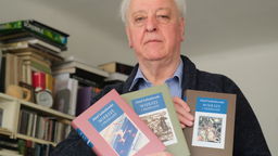 Marzenia? Dość skromne. Przeżyć jeszcze kilka lat w jako takim zdrowiu, coś napisać, coś wydać... Jeśli się uda, umrę sobie kiedyś syt życia. Z przekonaniem, że tak miało być. Oraz z uczuciem, że było nie najgorzej a chwilami też pięknie – mówi Bernard Nowak - Żebyśmy nie ulegali manipulacjom polityków. Żeby sprzątano nie tylko śródmieście i okolice Ratusza. Żeby otworzono restauracje i kawiarnie, byśmy się mogli w nich zobaczyć. I policzyć, ilu nas zostało.