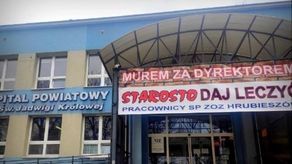 Bunt w Hrubieszowie. Lekarze składają wypowiedzenia, transparent na szpitalu