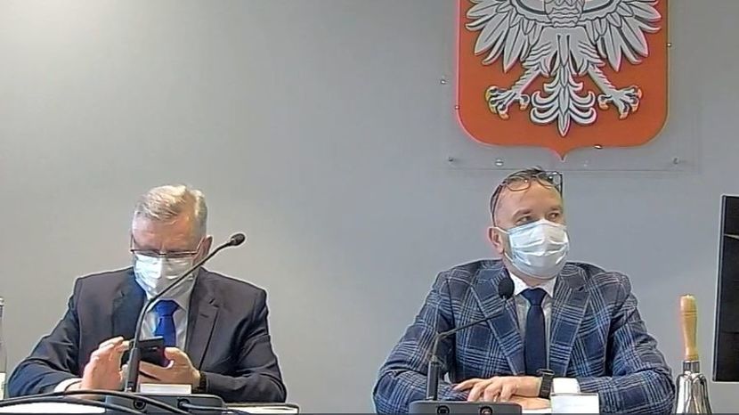 Przewodniczący rady gminy, Radosław Barzenc (z prawej) poprosił wójta o wycofanie punktu dotyczącego nadania praw miejskich z porządku obrad. Gdy ten odmówił, radni opozycji odrzucili porządek obrad i zakończyli nadzwyczajną sesję. Wszystko po to, by Końskowola nie została miastem zbyt wcześnie