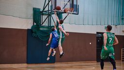 Grzegorz Szymanek (w niebieskim stroju) to jeden z liderów DBros Puławy