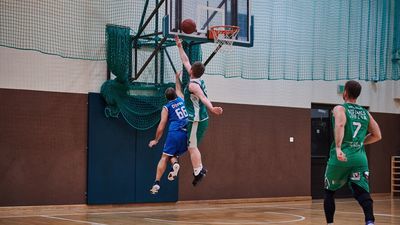 Grzegorz Szymanek (w niebieskim stroju) to jeden z liderów DBros Puławy