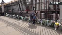 Kwiaty przed Pałacem Buckingham. Brytyjczycy żegnają zmarłego księcia Filipa